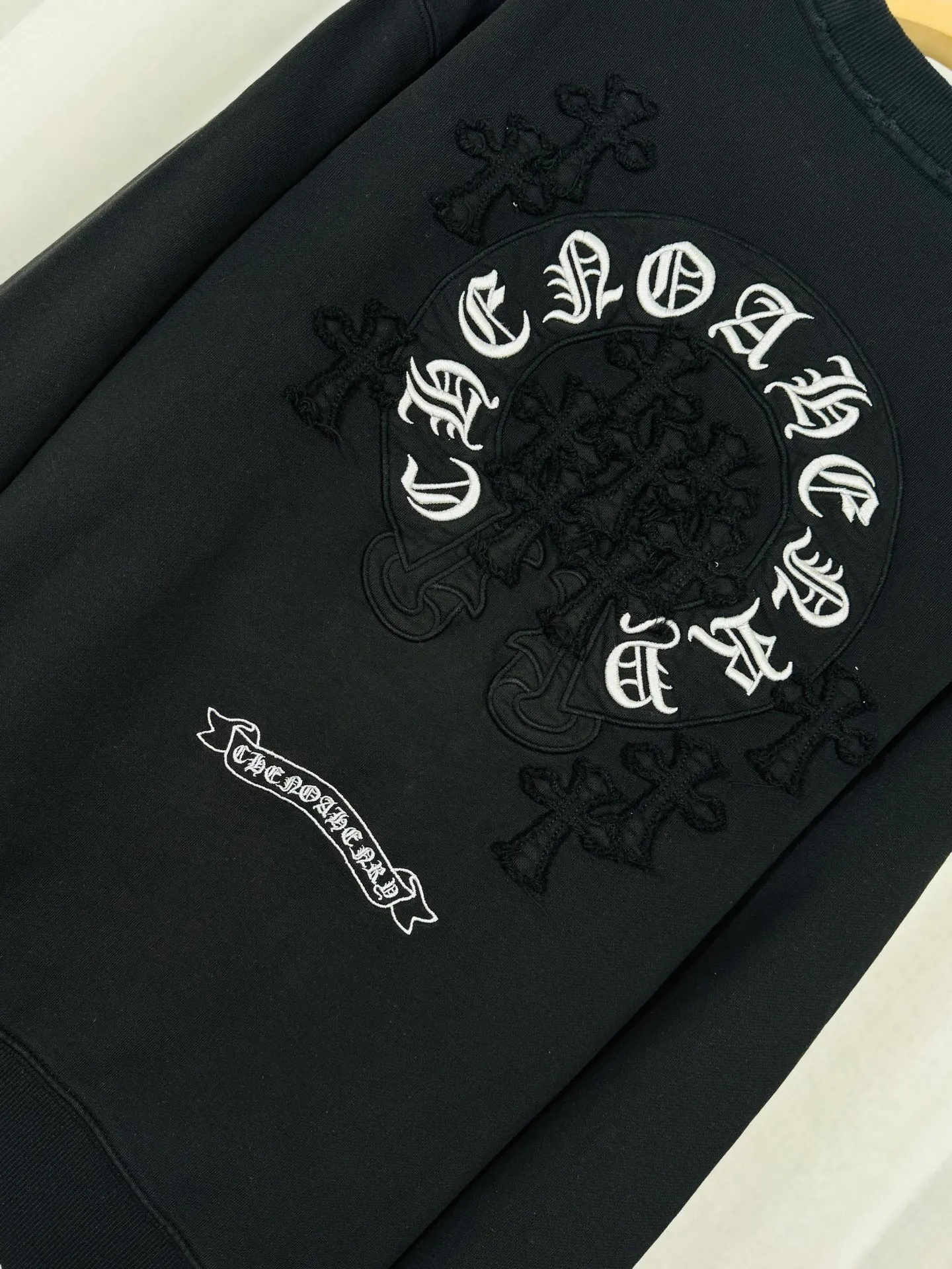 P280 top version, real shot without P, ​​different from market currency) 𝗖𝗵𝗿𝗼𝗺𝗲 𝗛𝗲𝗮𝗿𝘁𝘀/Cro Heart 2025 washed patch embroidery autumn and winter new original single counter American laser burnt 3D three-dimensional color embroidery couple casual sweatshirt 👑The highest version! Customized fabric 430g tripe terry fabric! American acid-washed and distressed original fabric laser burnt ✟appliqué embroidery and exquisite embroidery of letters! The best-selling model in the counter, very comfortable to wear. Accessories: original molded and authenticated collar label➕100% silk wash label. Genuine purchase-grade original hangtag➕matching hanging rope➕3D hanging beads➕original packaging bag. Craftsmanship: The original version has consistent wiring! The highest version of the armhole matching technique! Color: Pink Black Size: S M L XL Style No.: 9332